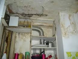 mur rongé par l’humidité logement insalubre Clamart